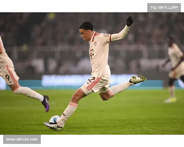 拜仁格雷罗任意球中柱展现精妙定位球战术多样性